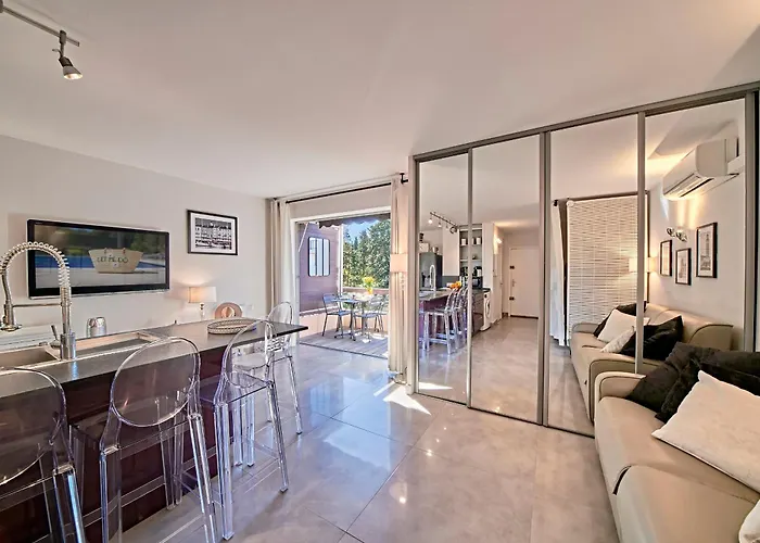 Daire Sea Tropez-grand Studio, Terrasse Vue Mer, Garage *