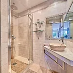 Sea Tropez-grand Studio, Terrasse Vue Mer, Garage Apartment *