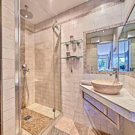 Sea Tropez-grand Studio, Terrasse Vue Mer, Garage Apartment *